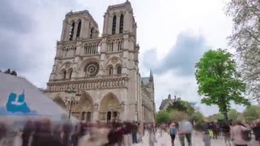 Paris 'teki Cite Adası' nın önündeki Katedral Notre Dame de Paris manzarası, Fransa 'nın bulutlu gökyüzü ile hızlandırılmış zamanı. Meydanda uzun kuyruk
