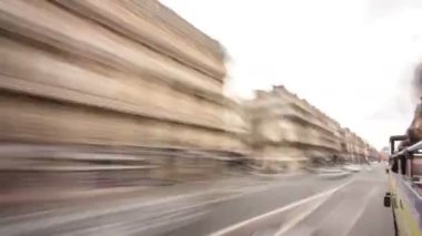Görüntülemek taşımalarını yol ve binaların turistik veri yolunda Paris, Fransa, timelapse, drivelapse, hyperlapse. Sokaklarda 4 k gidiyor