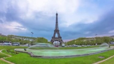 Eyfel Kulesi 'nin merkez perspektifi ve zaman ayarlı hipervanesi var. Bulutlu gökyüzü ve yeşil çimen panoramik manzara. Paris, Fransa.