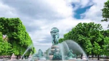 Gözlemevi çeşmesi ya da La fontaine de lObservatoire zaman atlaması. Fransa 'nın başkenti Paris' teki Jardin du Lüksemburg 'un güneyindeki Jardin Marco Polo' da bulunan dört kıta.