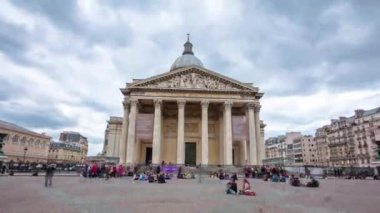 Anıtmezar Pantheon 'u Paris, ön manzara, zaman kavramının bulutlu hâli. Önündeki meydanda yürüyen insanlar. Fransa
