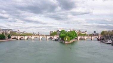 Siene nehrinin kıyısında Le de la Cite zaman dilimi ve gemi ile Paris. Köprüleri olan hava panoramik görüntüsü