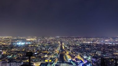 Şehir manzarası, gece. Paris, Fransa. Tour Montparnasse panorama timelapse trafik 4 k görünüm Tren İstasyonu trenler ile alınan