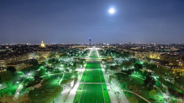 Champs Mars Torre Eiffel Noite Com Lua Subindo Timelapse Calor — Vídeo de Stock