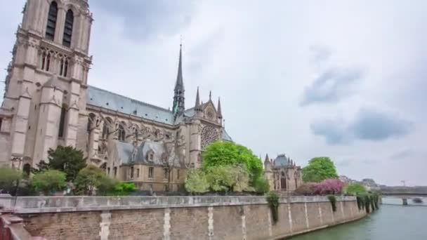 法国巴黎圣母院从桥到河和滨水的落体景观 — 图库视频影像