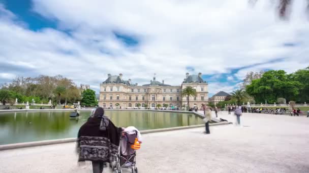 リュクサンブール公園 または パリのリュクサンブール公園でリュクサンブール宮殿 メインの正面を見るし 水の池タイムラプス Hyperlapse — ストック動画