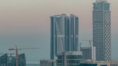 Business Bay hava sahasındaki gökdelenler, Dubai, Birleşik Arap Emirlikleri 'ndeki geçiş zamanlarıdır. Akşam aydınlatması açılıyor.