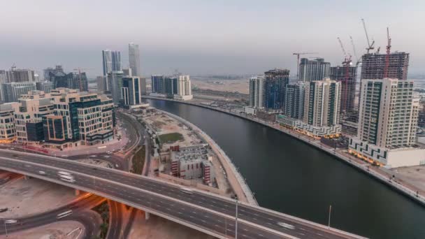 在阿拉伯联合酋长国迪拜 商业湾空中的摩天大楼和塔楼日以继夜地经过过渡期 日落后的全景全景与运河 — 图库视频影像