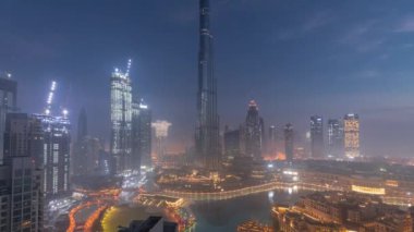 Sabahın erken saatlerinde, sis gecesinden gündüze geçiş zamanlarında Dubai şehrinin hava görüntüsü. Gökdelenler ve gökdelenlerle dolu gelecekçi şehir panoramik gökdelenleri