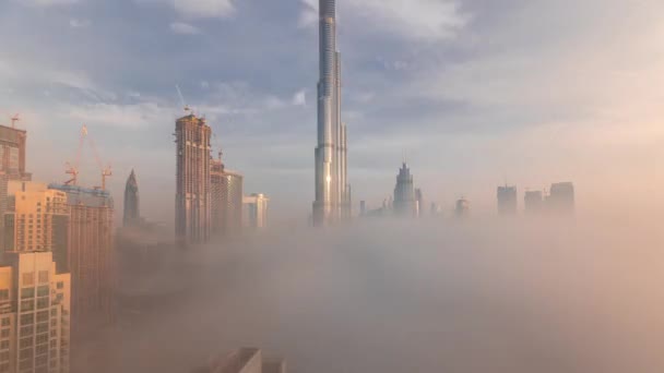 Dubai Şehrinin Hava Panoramik Görüntüsü Sabahın Erken Saatlerinde Sis Zamanlarında — Stok video