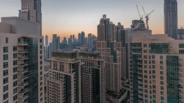 Dubai gökdelenleri iş sahası üzerinde altından gökyüzü ile gece gündüz geçiş zamanı. Birleşik Arap Emirlikleri şehir merkezinden hava görüntüsü.
