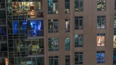 Gecenin ilerleyen saatlerinde gökdelenlerin dış tarafındaki pencereler zaman ayarında parıldıyor ve yanıp sönüyor. Havadan üst görünüm