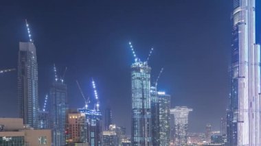Dubai şehir merkezindeki panorama, gece hava saatleri. Modern gökdelenleri ve gökdelenleri olan şehir silueti ve yukarıdan inşa alanı