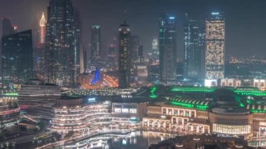 Tüm gece boyunca Dubai Uluslararası Finans Merkezi DIFC bölgesinin hava görüntüsü. Modern gökdelenleri ve ışıkları sönen alışveriş merkezleri olan ofis kuleleri ve oteller.