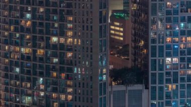Gecenin ilerleyen saatlerinde gökdelenlerin dış tarafındaki pencereler zaman ayarında parıldıyor ve yanıp sönüyor. Havadan üst görünüm
