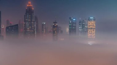 Hava manzaralı sis, Dubai Uluslararası Finans Merkezi 'nin bölge bölgesini günden güne kapladı. Gündoğumundan önce modern gökdelenleri olan ofis kuleleri ve oteller
