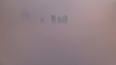 Hava manzaralı sabah sisi Dubai Uluslararası Finans Merkezi 'nin bölge zaman çizelgesini kapsıyordu. Gündoğumunda modern gökdelenleri ve alışveriş merkezleri olan ofis kuleleri ve oteller