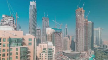 Dubai şehir merkezinin hava görüntüsü. Gökdelenleri olan şehir silueti ve yukarıdan hareket eden gölgeleri olan inşaat alanı