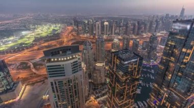 Dubai Marina Panoraması 'nda JLT gökdelenleri ve golf sahası günden geceye geçiş zamanı, Dubai, Birleşik Arap Emirlikleri. Gün batımından sonra gökyüzü görüntüsü