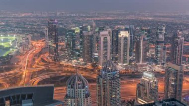 Şeyh Zayed Yolu yakınlarındaki JLT ve Dubai marina gökdelenleri. Gün gece hava geçiş zamanı. Konut binaları ve otoyol kavşağındaki trafik