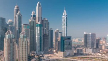 Dubai Marina 'nın gökdelenleri Sheikh Zayed Yolu' nun kesiştiği yerde gölgeli en yüksek konutlu binalar hızla ilerliyor. JLT bölgesinden hava üst görünümü