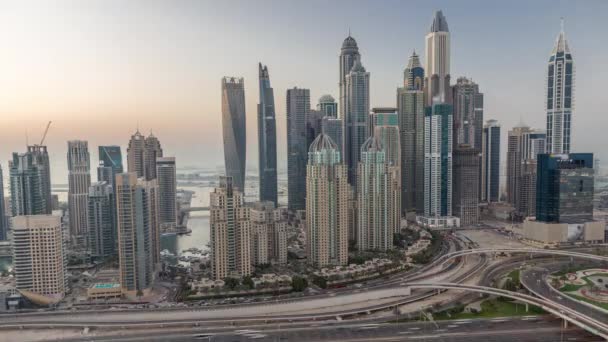 Небоскрёбы Дубаи Марина Освещенными Высокими Жилыми Зданиями День Ночью Переходный — стоковое видео
