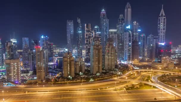 Arranha Céus Dubai Marina Com Edifícios Residenciais Mais Altos Iluminados — Vídeo de Stock