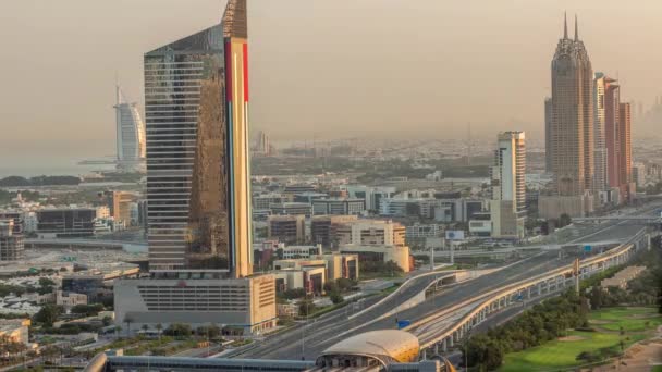 ドバイインターネットシティエリアのシェイクZayed Roadの空中ビューのタイムラプス 日の出前の早朝に地下鉄駅のある高速道路での高層ビルや交通 — ストック動画