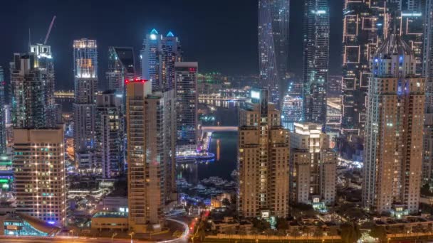 Небоскрёбы Dubai Marina Освещёнными Высокими Жилыми Зданиями Течение Ночного Времени — стоковое видео