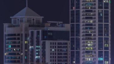 Gecenin ilerleyen saatlerinde gökdelenlerin dış tarafındaki pencereler zaman ayarında parıldıyor ve yanıp sönüyor. Havadan üst görünüm