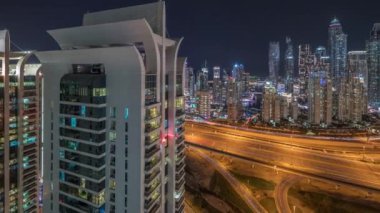 Dubai Marina Panoraması kavşağı spagetti kavşağını gösteriyor. Arka planda en uzun gökdelenler aydınlatılıyor. JLT bölgesinden hava üst görünümü.