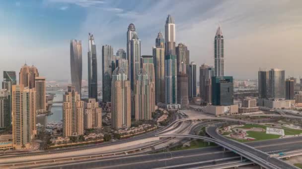 Mrakodrapy Dubajského Přístavu Osvětlenými Nejvyššími Obytnými Budovami Ranní Čas Provoz — Stock video