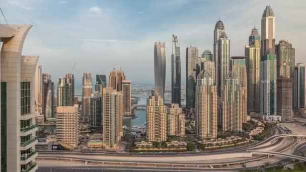 迪拜码头的摩天大楼 具有最高的住宅大楼 上午的时间过去了 日出时从Jlt区俯瞰高空 多云的天空 — 图库视频影像