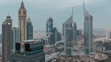 Sheikh Zayed Yolu 'ndaki gökdelenler ve Dubai, BAE' deki gece gündüz geçiş zamanları. Finansal merkez hava manzaralı kuleler. Gün batımından sonra bulutlu gökyüzü