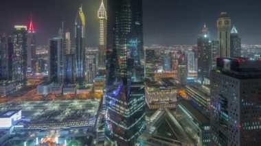 Panorama, Dubai 'deki finans bölgesi iş merkezinde Sheikh Zayed karayolu zaman çizelgesinde fütüristik gökdelenleri gösteriyor. Aydınlatılmış kulelerle yukarıdan hava görüntüsü