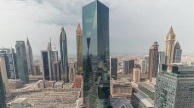 Şeyh Zayed yolu üzerindeki Dubai 'deki finans bölgesi iş merkezindeki fütüristik gökdelenlerin panoraması tüm gün boyunca gölgeler hızla hareket etti. Yukarıdan hava görünümü
