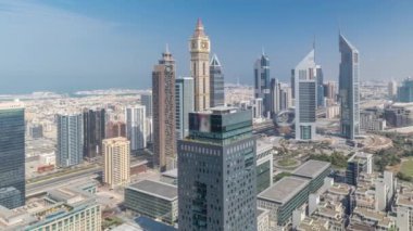 Sheikh Zayed karayolu zaman çizelgesinde Dubai 'deki finans bölgesi iş merkezindeki fütürist gökdelenlerin panoraması. Yukarıdan hava görünümü