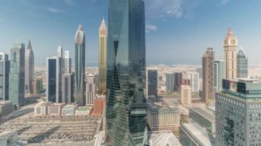 Panorama, Dubai 'deki finans bölgesi iş merkezinde Sheikh Zayed karayolu zaman çizelgesinde birçok fütüristik gökdeleni gösteriyor. Yukarıdan bulutlu hava görüntüsü