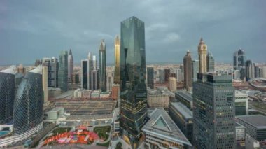 Şeyh Zayed 'in yol üzerindeki Dubai' deki finans bölgesi iş merkezindeki gelecekçi gökdelenlerin panoraması. Gün doğumuyla aydınlanan kulelerle yukarıdan gökyüzü görüntüsü