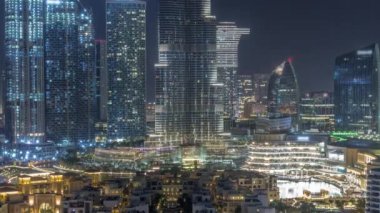 Dubai Şehir Merkezi, tüm gece boyunca en yüksek gökdelen ve ışıkları Dubai 'de kapalı olan diğer aydınlık kulelerle birlikte Birleşik Arap Emirlikleri' nde. Eski şehrin geleneksel evleri