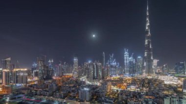 Dubai Şehir Merkezi tüm gece boyunca ay ve ışıklar en yüksek gökdelen ve diğer aydınlatma kuleleri ile zaman ayarını kapatıyordu. Dubai 'deki panoramik manzara, Birleşik Arap Emirlikleri..