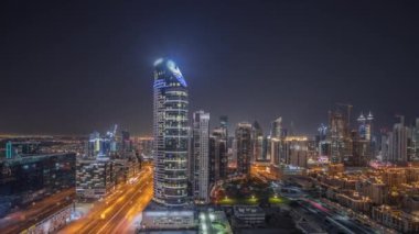 Panorama, Dubais iş hangarını ve şehir merkezindeki kuleleri gösteriyor. Bazı gökdelenlerin çatı manzarası ve inşaat halindeki yeni kuleler