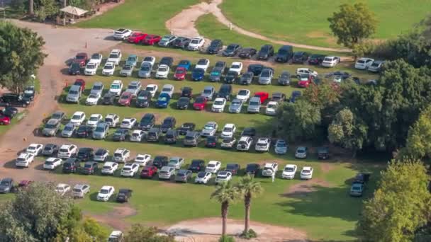 Grande Parcheggio Prato Verde Affollato Molte Auto Timelapse Vista Aerea — Video Stock