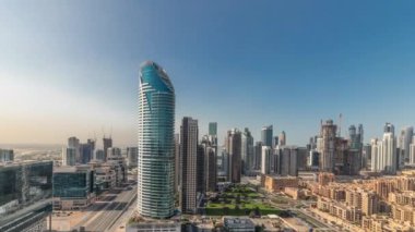 Panorama, Dubais iş sahasını ve şehir merkezindeki kuleleri gösteriyor. Bazı gökdelenlerin çatısı ve inşaat halindeki yeni binaların eski kasaba merkezinin yıkıcı evleri.