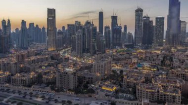 Dubais iş hangarı kulelerine yakın çekim. Gündüzden geceye geçiş zamanı. Gün batımından sonra inşa halindeki bazı gökdelenlerin ve yeni kulelerin çatı manzarası