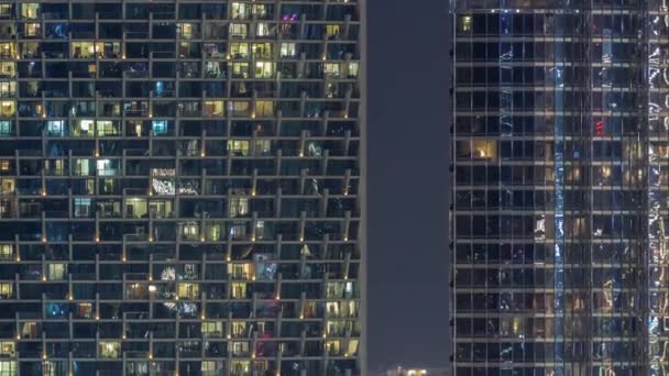 现代公寓楼的大窗 夜幕降临 一排排的窗光闪闪 — 图库视频影像