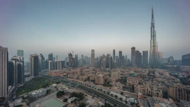 在阿拉伯联合酋长国的日出期间 迪拜市中心夜以继日地变化 从最高的摩天大楼和其他高楼反射出阳光 从顶部看到长长的阴影 — 图库视频影像