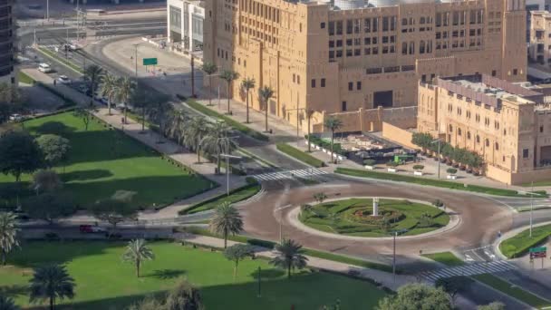Dubai Şehir Merkezindeki Kavşak Kavşağındaki Kavşağın Hava Görüntüsü Uzun Gölgeler — Stok video
