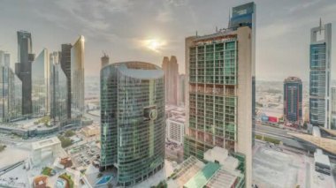 Dubai uluslararası finans merkezi gökdelenlerinin üzerinde gün batımı. Bulutlu gökyüzü ile panoramik görünüm