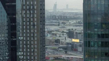 Şehir merkezinden Dubai 'ye uzanan ufuktaki villalar ve ünlü otellerde büyük bir kavşaktan geceye geçiş süresi var. Parlak pencereli gökdelenler tarafından çerçevelenmiş
